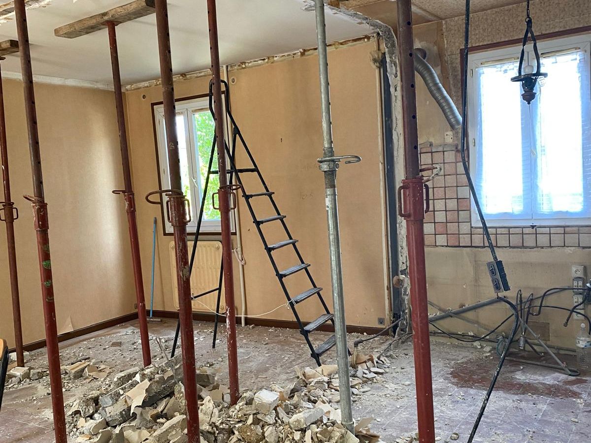 Chantier de démolition avec étais et ouverture de mur porteur
